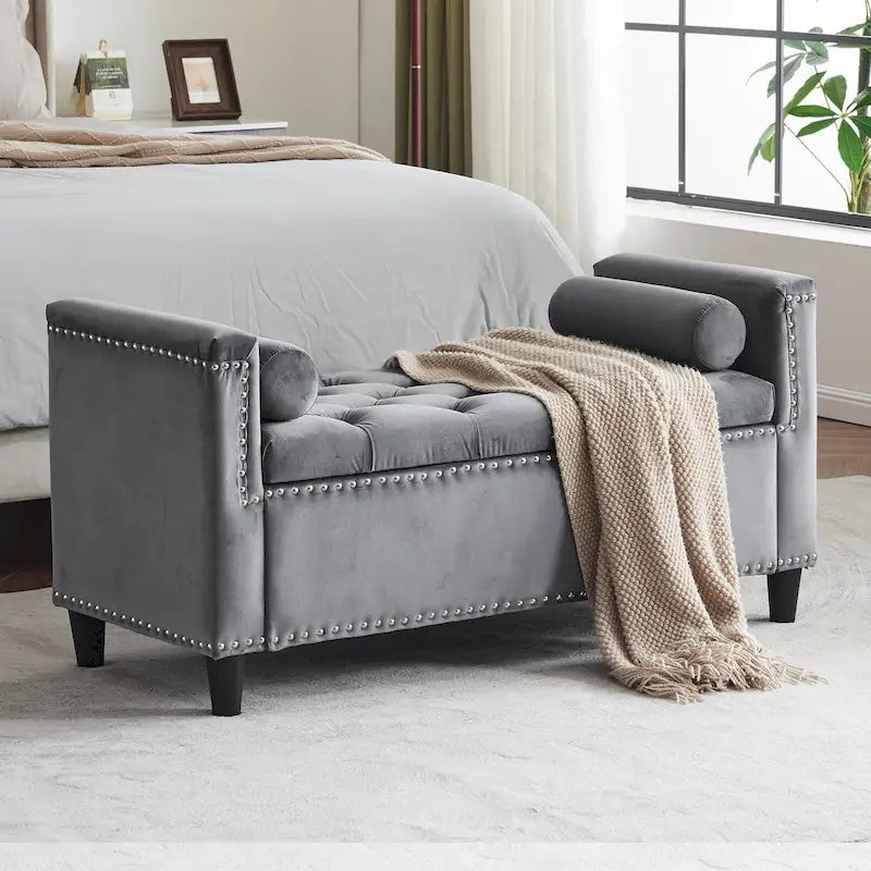 Banc de rangement capitonné en velours avec accoudoirs et garniture cloutée – Blanc crème / Noir / Gris, 3 places