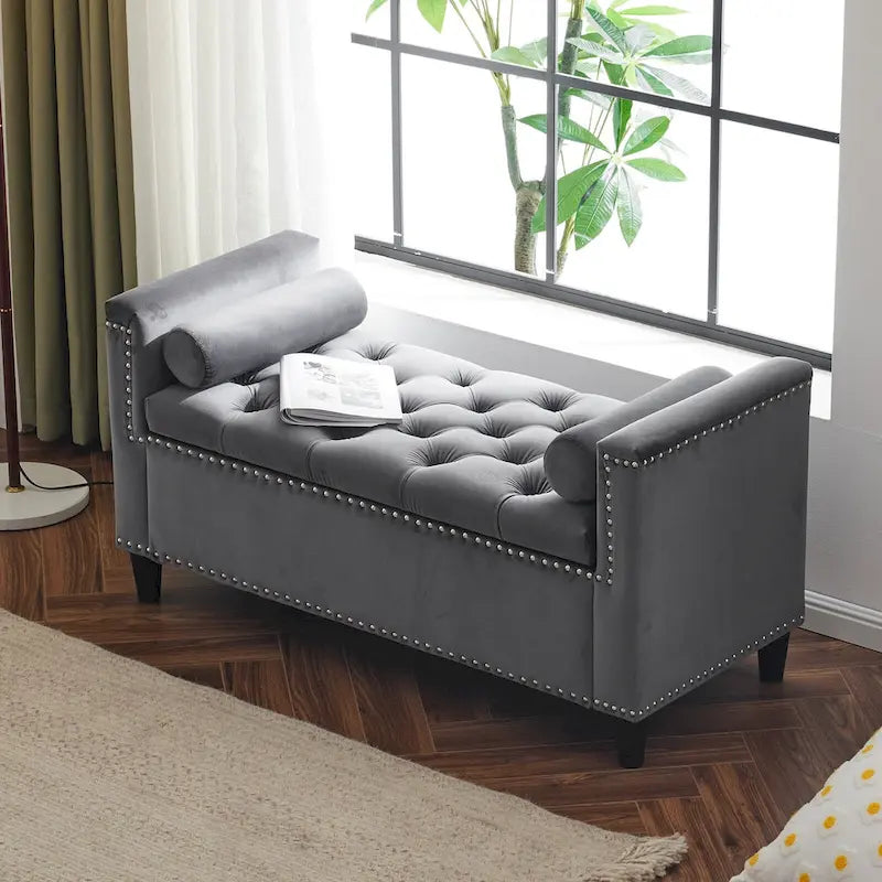 Banc de rangement capitonné en velours avec accoudoirs et garniture cloutée – Blanc crème / Noir / Gris, 3 places