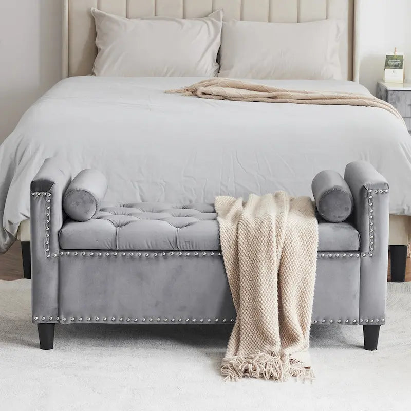 Banc de rangement capitonné en velours avec accoudoirs et garniture cloutée – Blanc crème / Noir / Gris, 3 places
