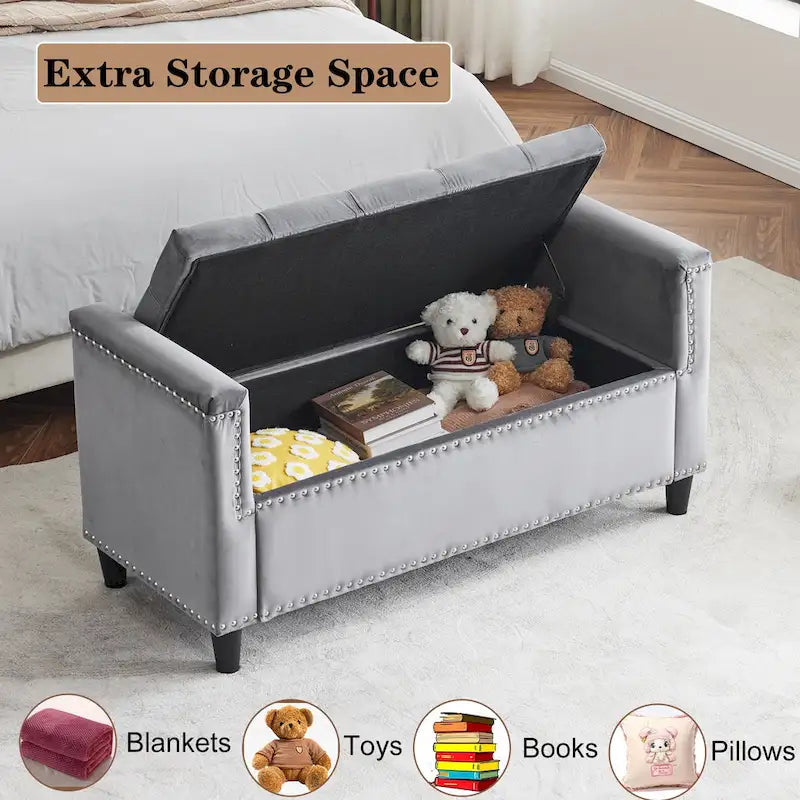 Banc de rangement capitonné en velours avec accoudoirs et garniture cloutée – Blanc crème / Noir / Gris, 3 places