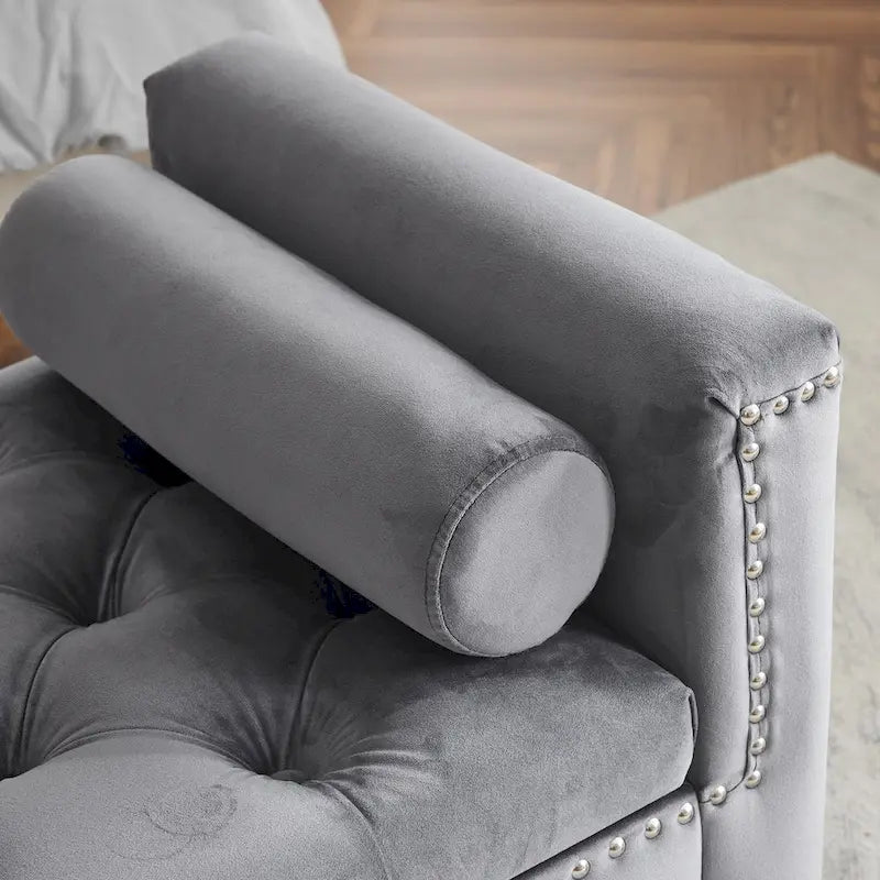 Banc de rangement capitonné en velours avec accoudoirs et garniture cloutée – Blanc crème / Noir / Gris, 3 places