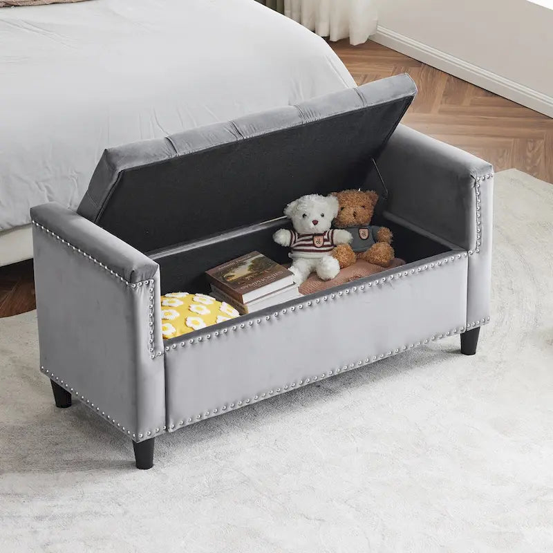 Banc de rangement capitonné en velours avec accoudoirs et garniture cloutée – Blanc crème / Noir / Gris, 3 places