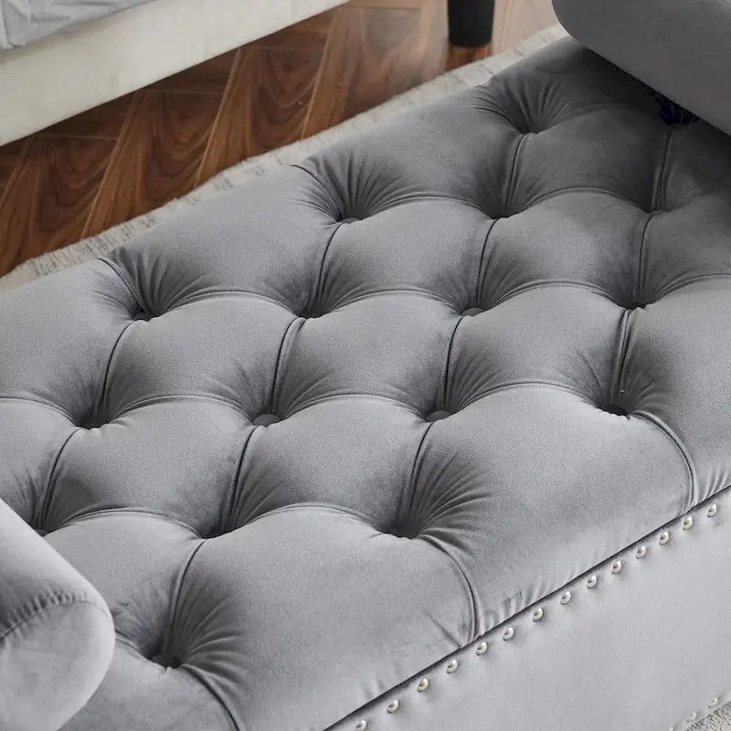 Banc de rangement capitonné en velours avec accoudoirs et garniture cloutée – Blanc crème / Noir / Gris, 3 places