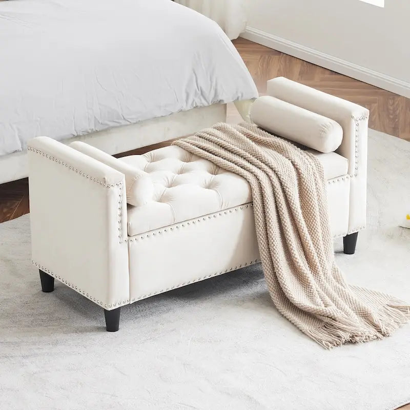 Banc de rangement capitonné en velours avec accoudoirs et garniture cloutée – Blanc crème / Noir / Gris, 3 places