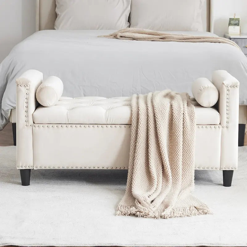 Banc de rangement capitonné en velours avec accoudoirs et garniture cloutée – Blanc crème / Noir / Gris, 3 places