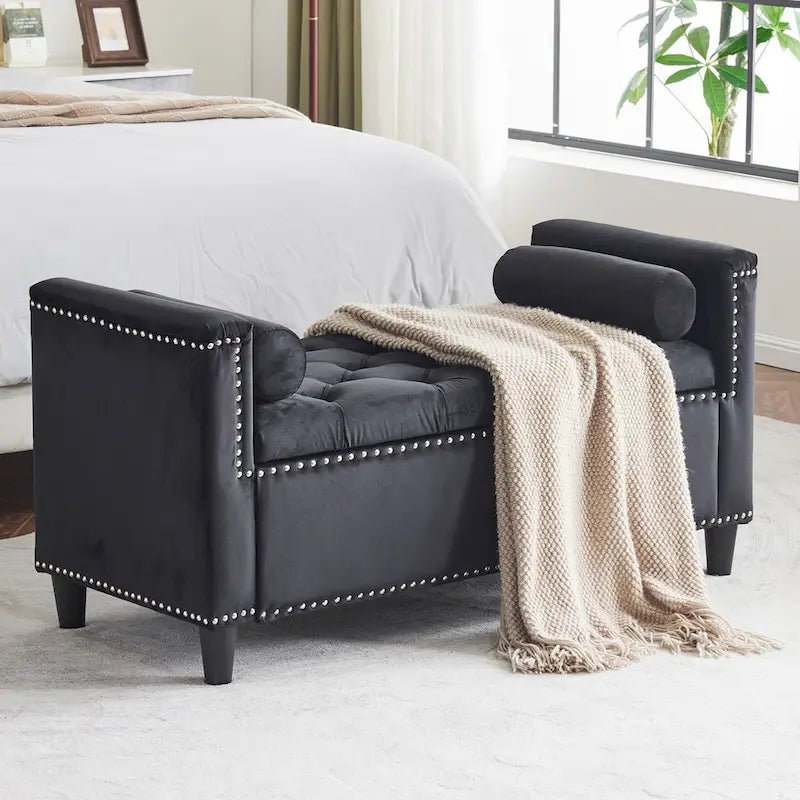 Banc de rangement capitonné en velours avec accoudoirs et garniture cloutée – Blanc crème / Noir / Gris, 3 places