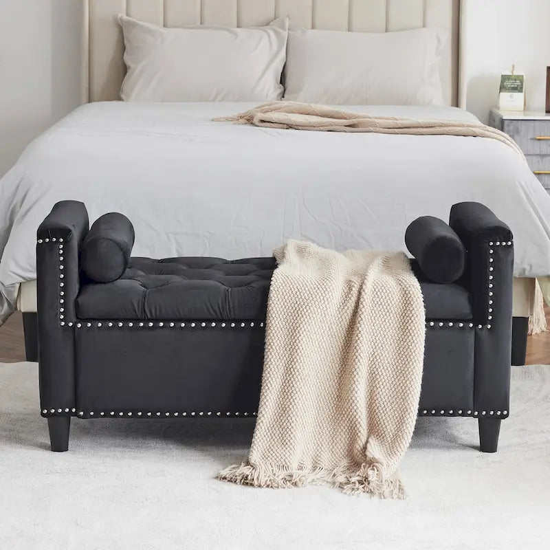 Banc de rangement capitonné en velours avec accoudoirs et garniture cloutée – Blanc crème / Noir / Gris, 3 places