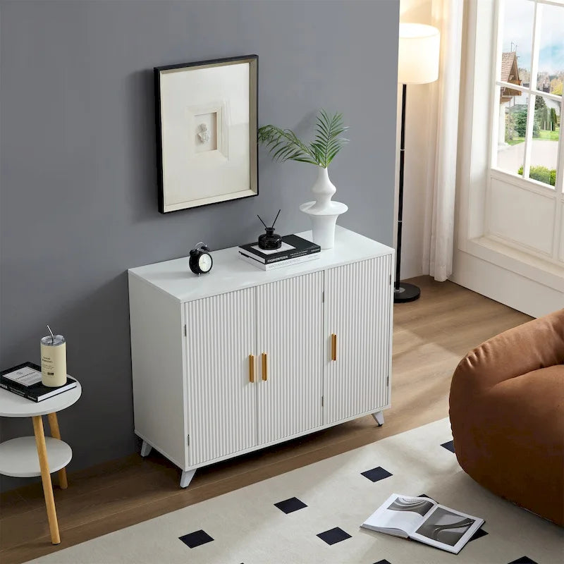 Bahut blanc cannelé avec pieds en laiton, meuble de rangement à 2 portes